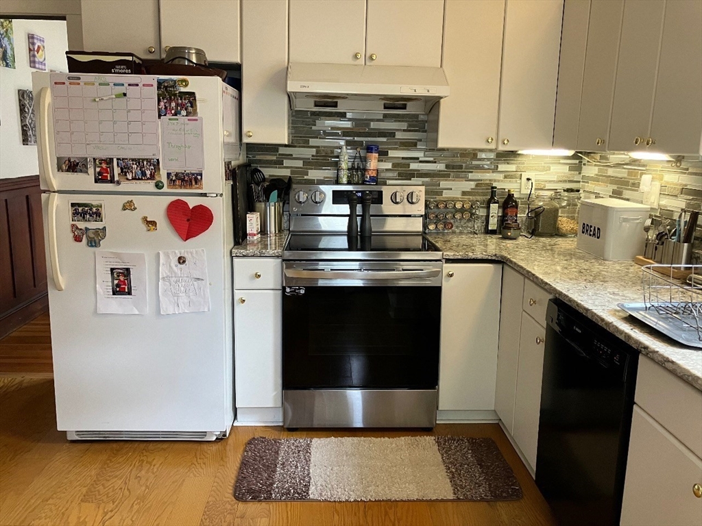 74 Stearns Rd, Longwood