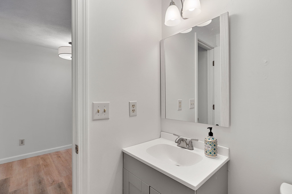 10 Carriage Ct, Merrimac