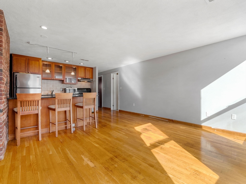 386 Commercial St, North End