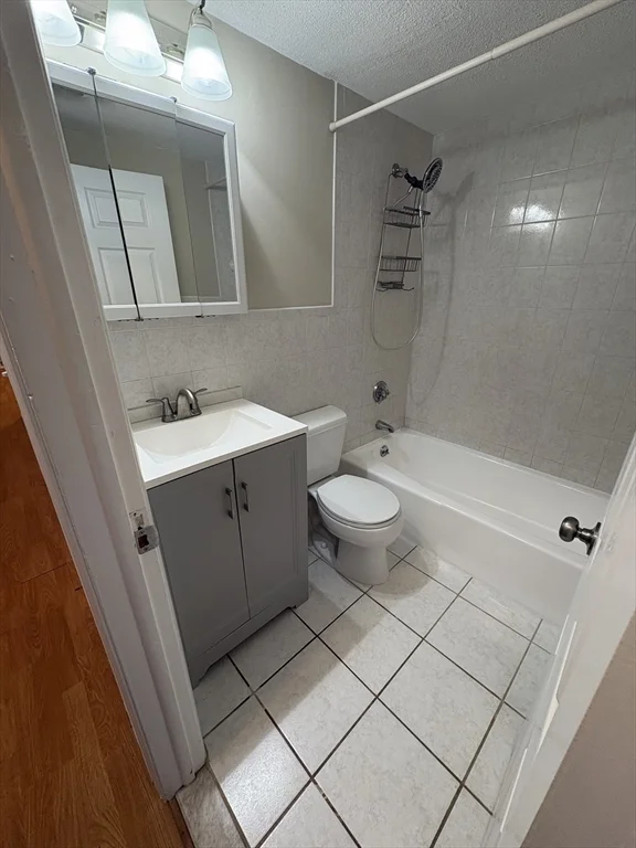 10 Longwood Dr, Andover
