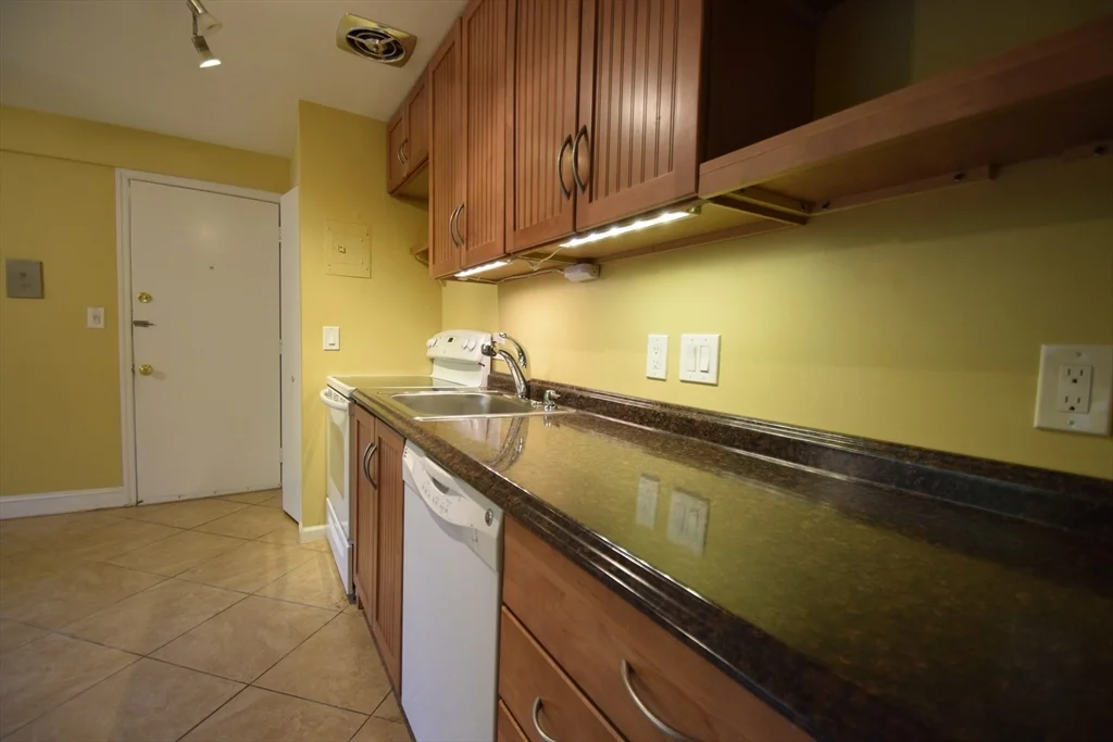 1 Colonial Village Dr, Arlington