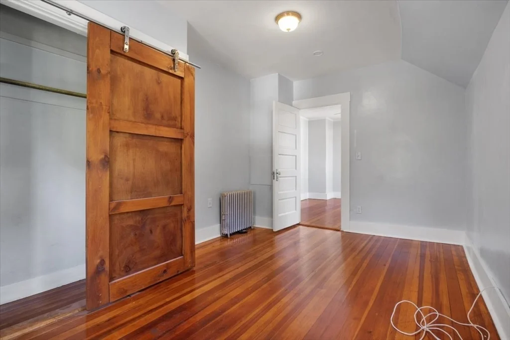 8 Linwood St, Holbrook