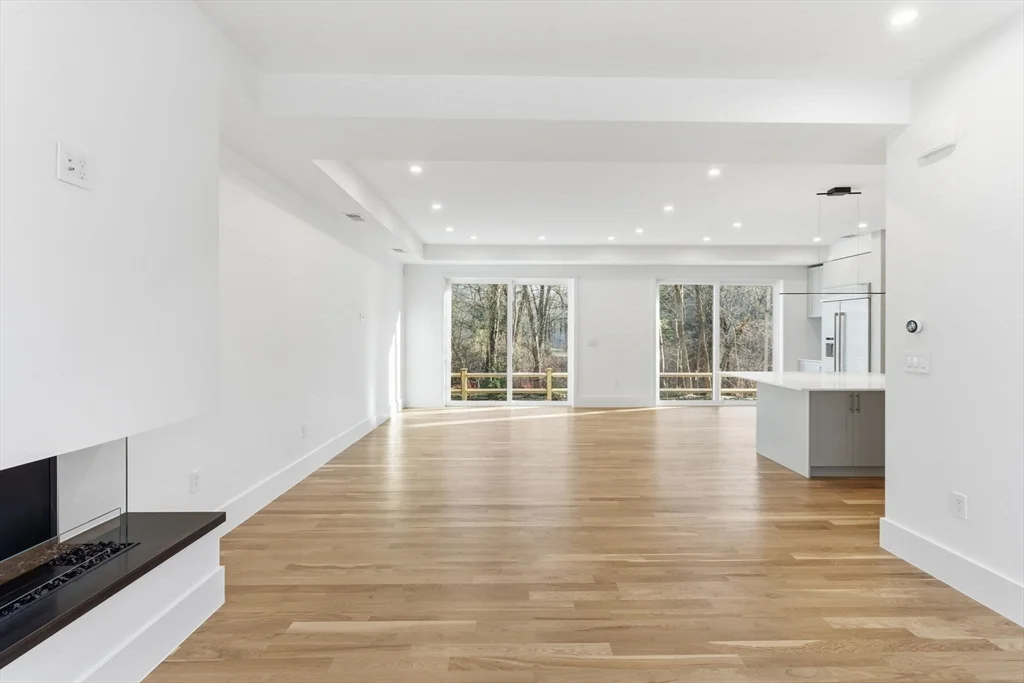 82 Louise Rd, Chestnut Hill