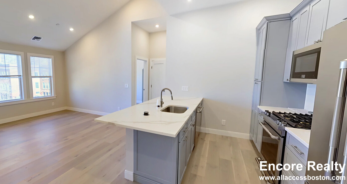 32 Cummins Highway, Roslindale