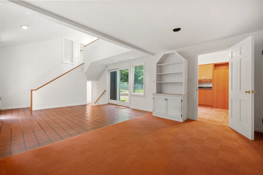 188 Country Dr, Weston