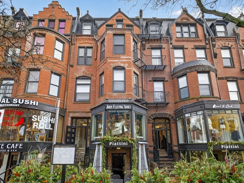 226 Newbury St, Back Bay