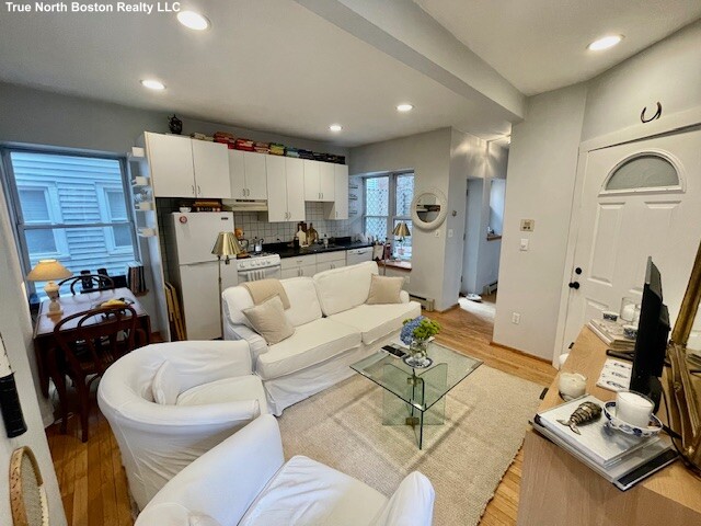 15 Thacher Ct, North End