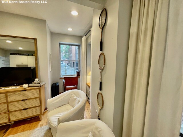 15 Thacher Ct, North End