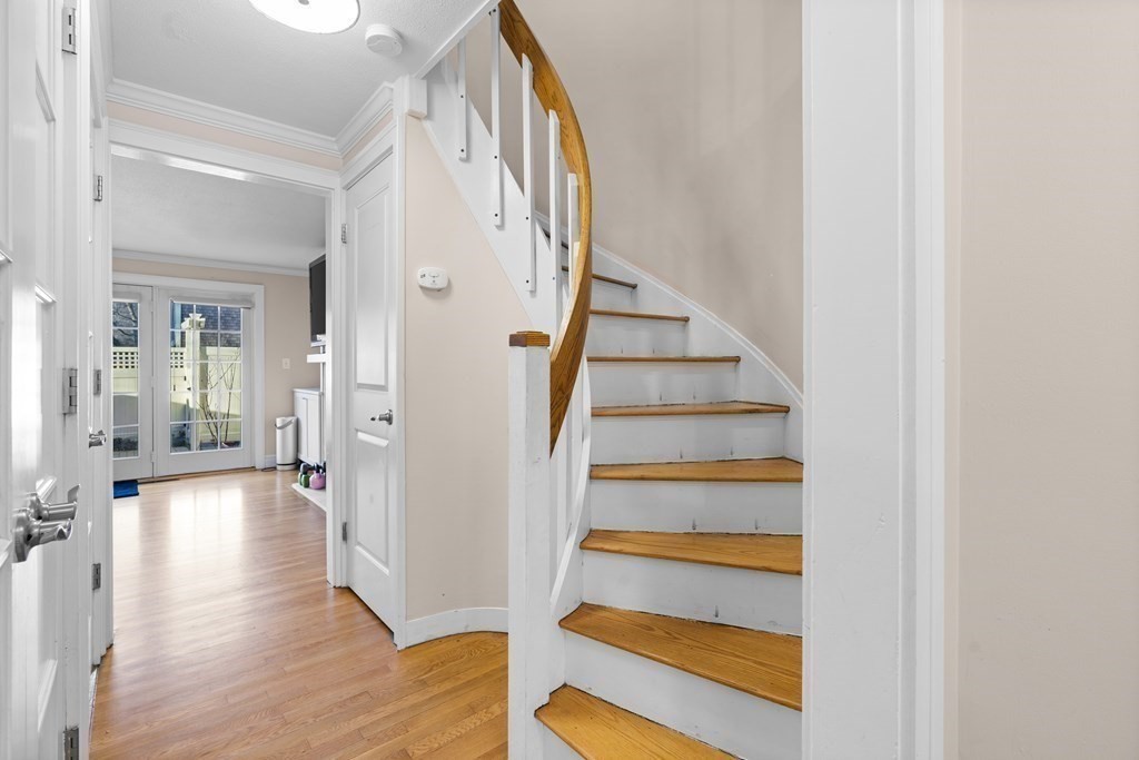 11 Oak St, Wellesley