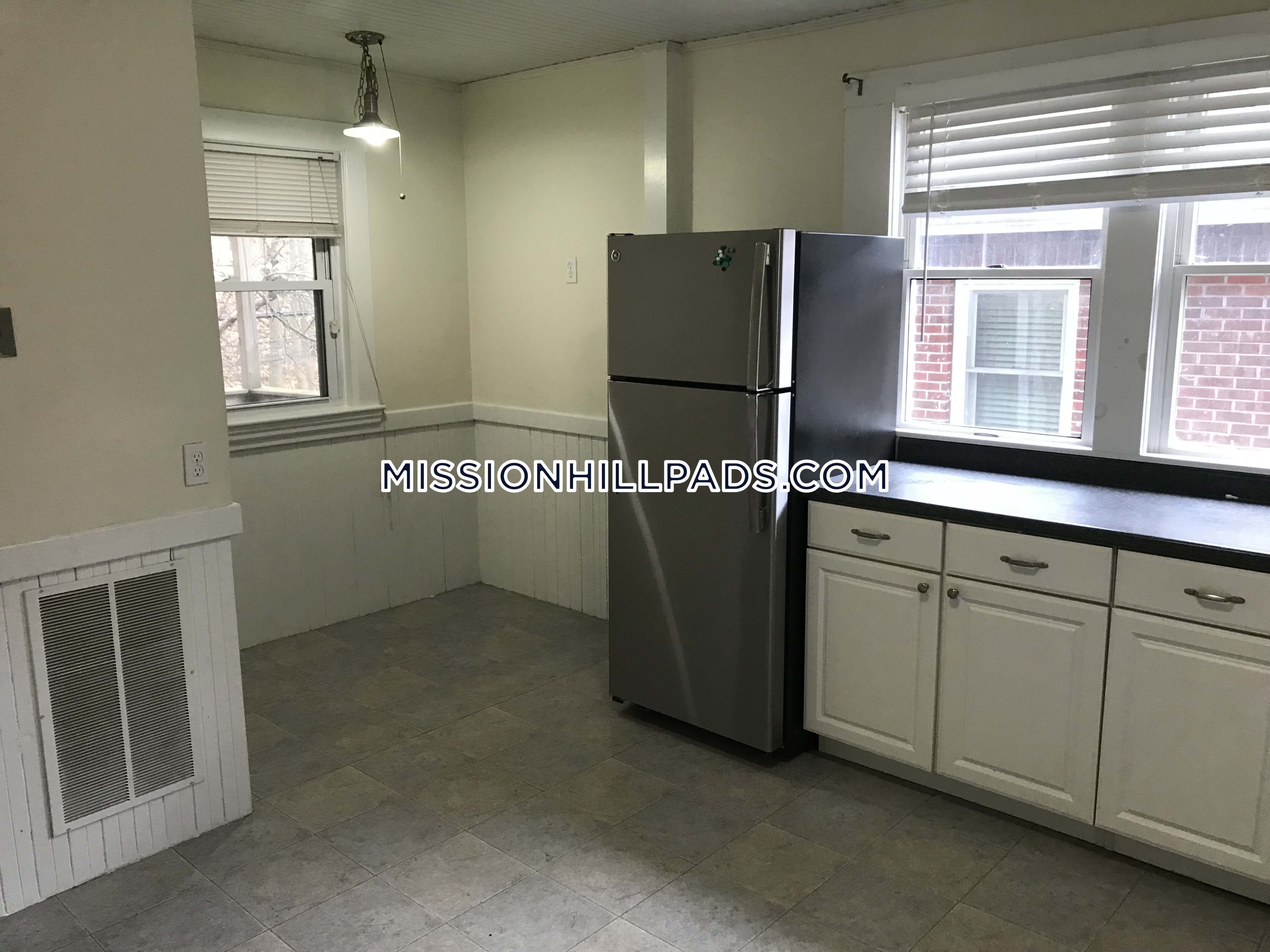 3 bed, 1 bath apartment for rent at 20 Sachem St Unit 2, Mission Hill — photo 3 of 9