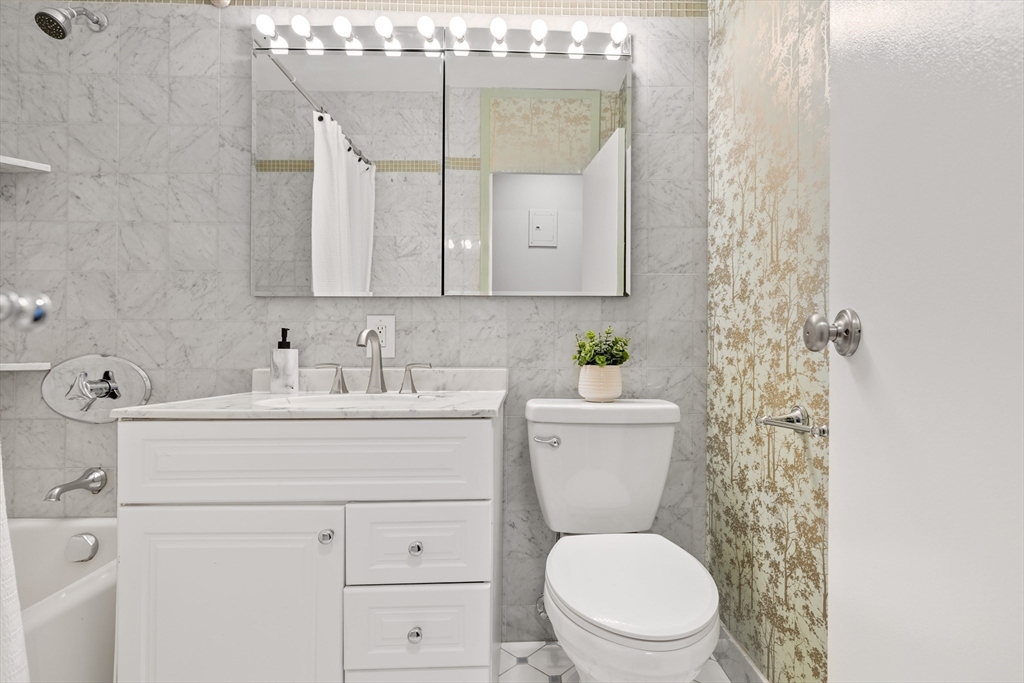 85 E India Row, Waterfront