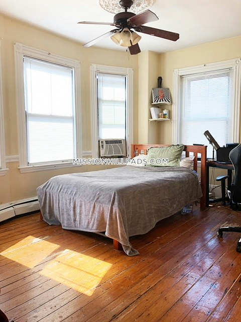 3 bed, 1 bath apartment for rent at 1512 Tremont St Unit 3, Mission Hill — photo 3 of 4