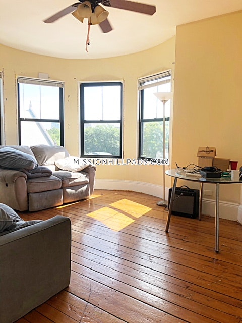 3 bed, 1 bath apartment for rent at 1512 Tremont St Unit 3, Mission Hill