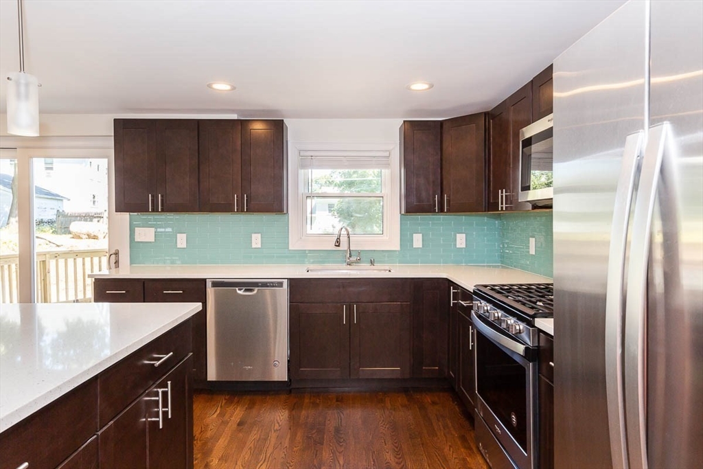 77 Rock Glen, Medford