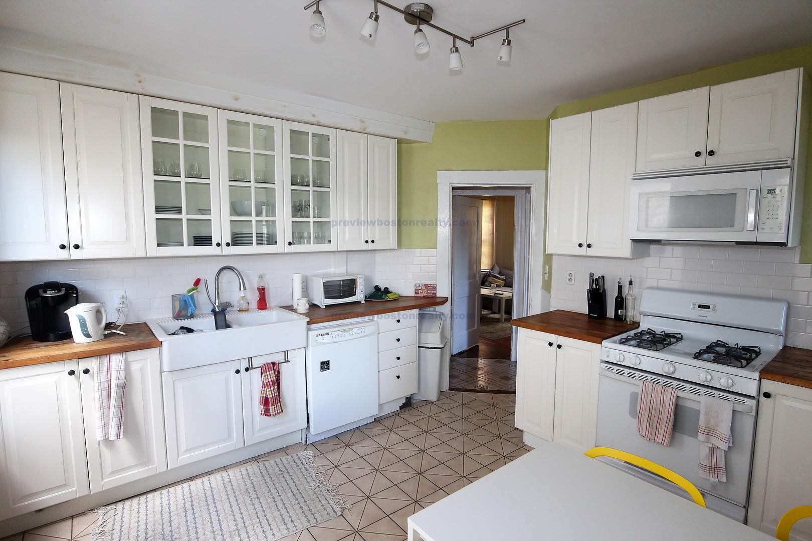3 bed, 1 bath apartment for rent at 119 Browne St Unit 2, Coolidge Corner — photo 2 of 7