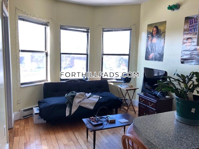 2 bed, 1 bath apartment for rent at 2 Centre Ter Unit 9, Roxbury — photo 8 of 11