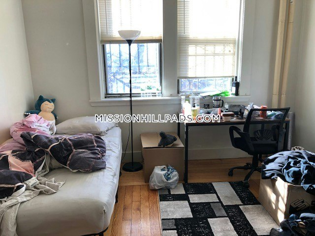4 bed, 1 bath apartment for rent at 16 Copenger Unit 1, Mission Hill — photo 5 of 7