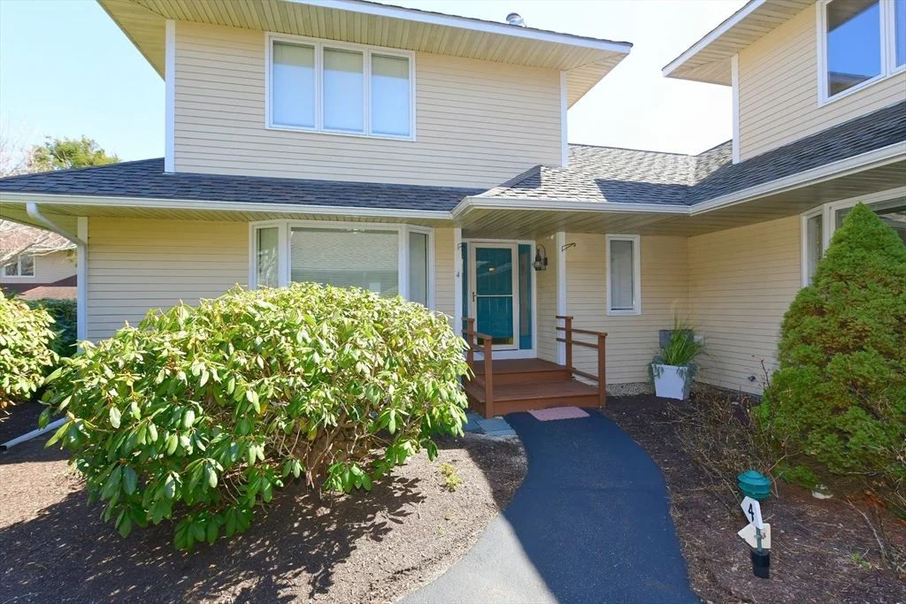 4 Bittersweet Ln, Buzzards Bay