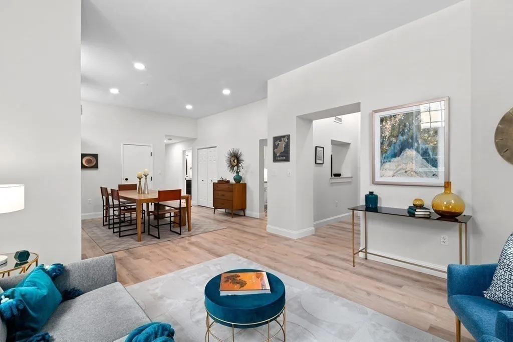 65 Glen Rd, Brookline Village