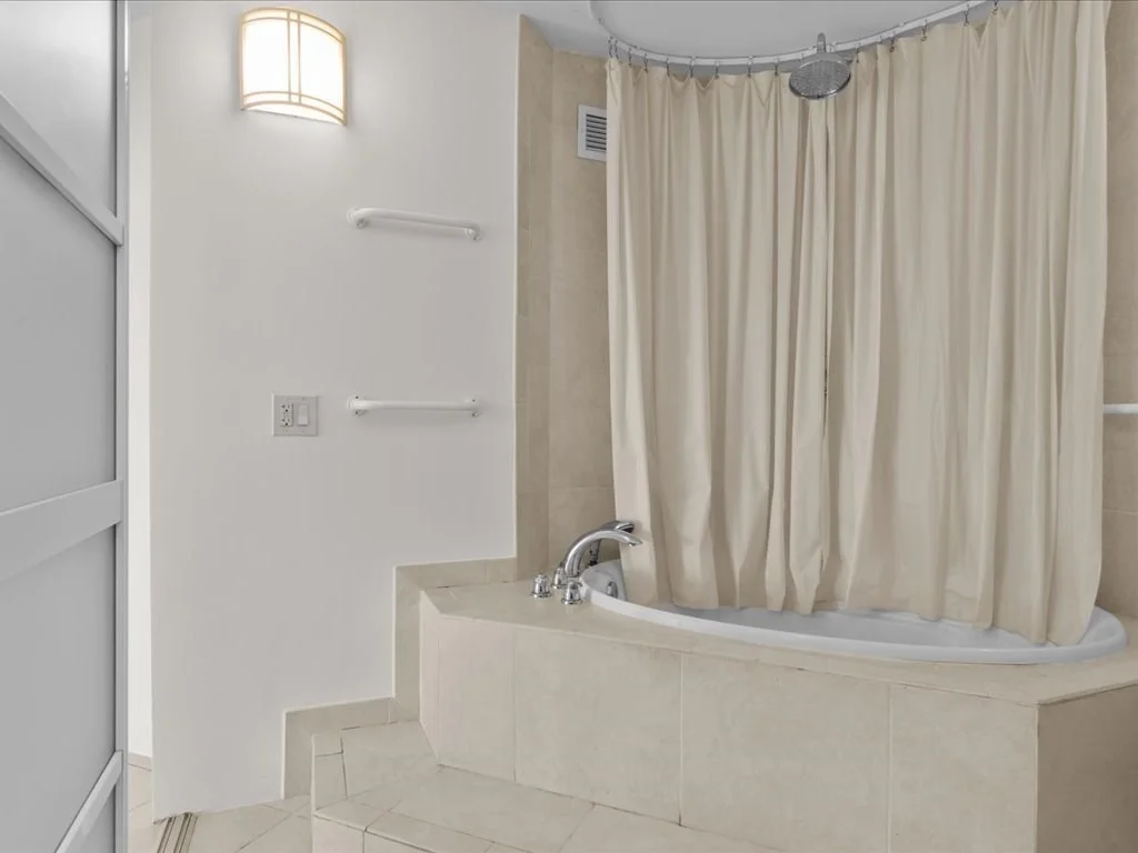 65 E India Row, Waterfront