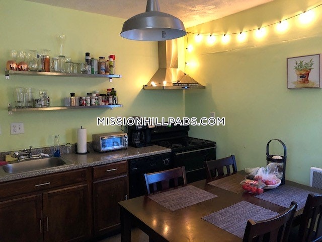 4 bed, 1 bath apartment for rent at 40 Hillside St Unit 2, Mission Hill — photo 2 of 25