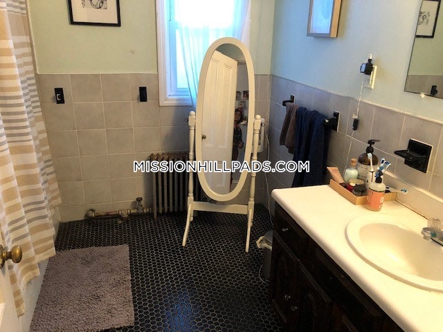 4 bed, 1 bath apartment for rent at 40 Hillside St Unit 2, Mission Hill — photo 17 of 25