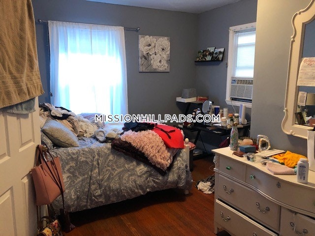 4 bed, 1 bath apartment for rent at 40 Hillside St Unit 2, Mission Hill — photo 18 of 25