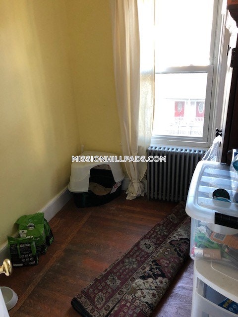 4 bed, 1 bath apartment for rent at 40 Hillside St Unit 2, Mission Hill — photo 20 of 25