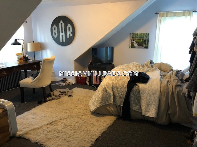 4 bed, 1 bath apartment for rent at 40 Hillside St Unit 2, Mission Hill — photo 22 of 25