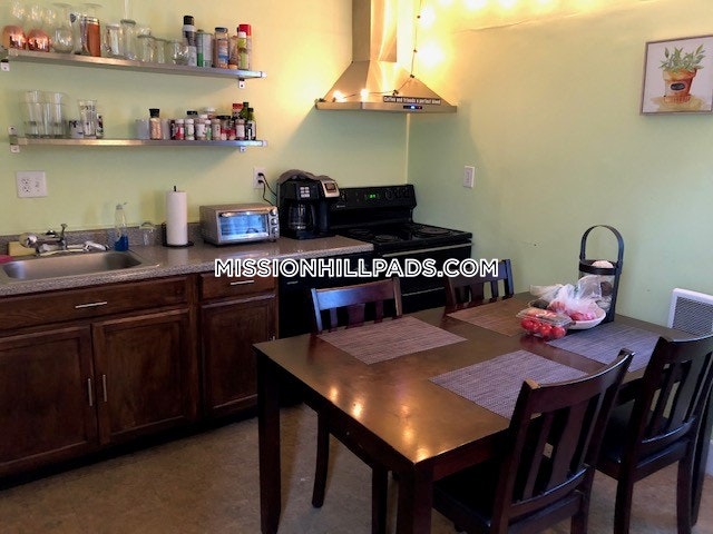 4 bed, 1 bath apartment for rent at 40 Hillside St Unit 2, Mission Hill — photo 1 of 25