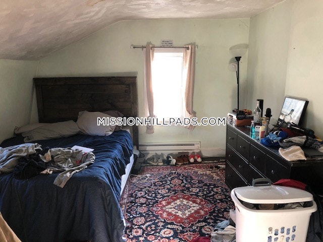 4 bed, 1 bath apartment for rent at 40 Hillside St Unit 2, Mission Hill — photo 3 of 25