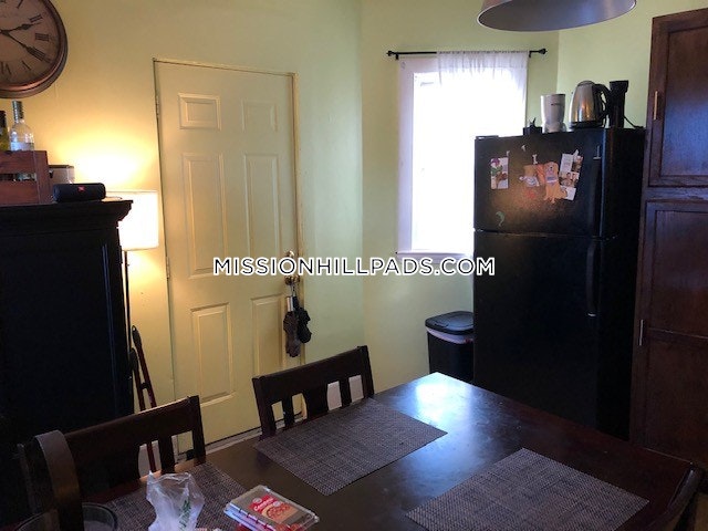4 bed, 1 bath apartment for rent at 40 Hillside St Unit 2, Mission Hill — photo 6 of 25