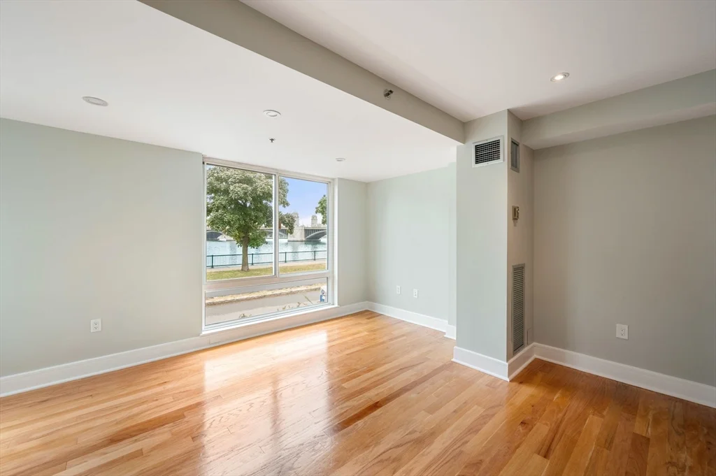 75-83 Cambridge Pkwa, Cambridgeport