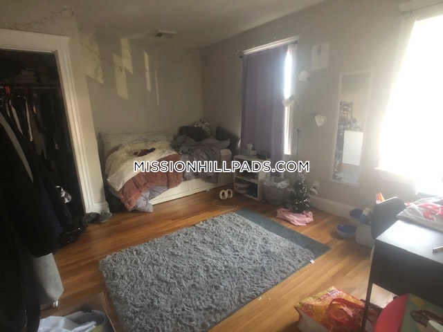 6 bed, 3 bath apartment for rent at 152-154 Parker Hill Ave Unit 1, Mission Hill — photo 17 of 38