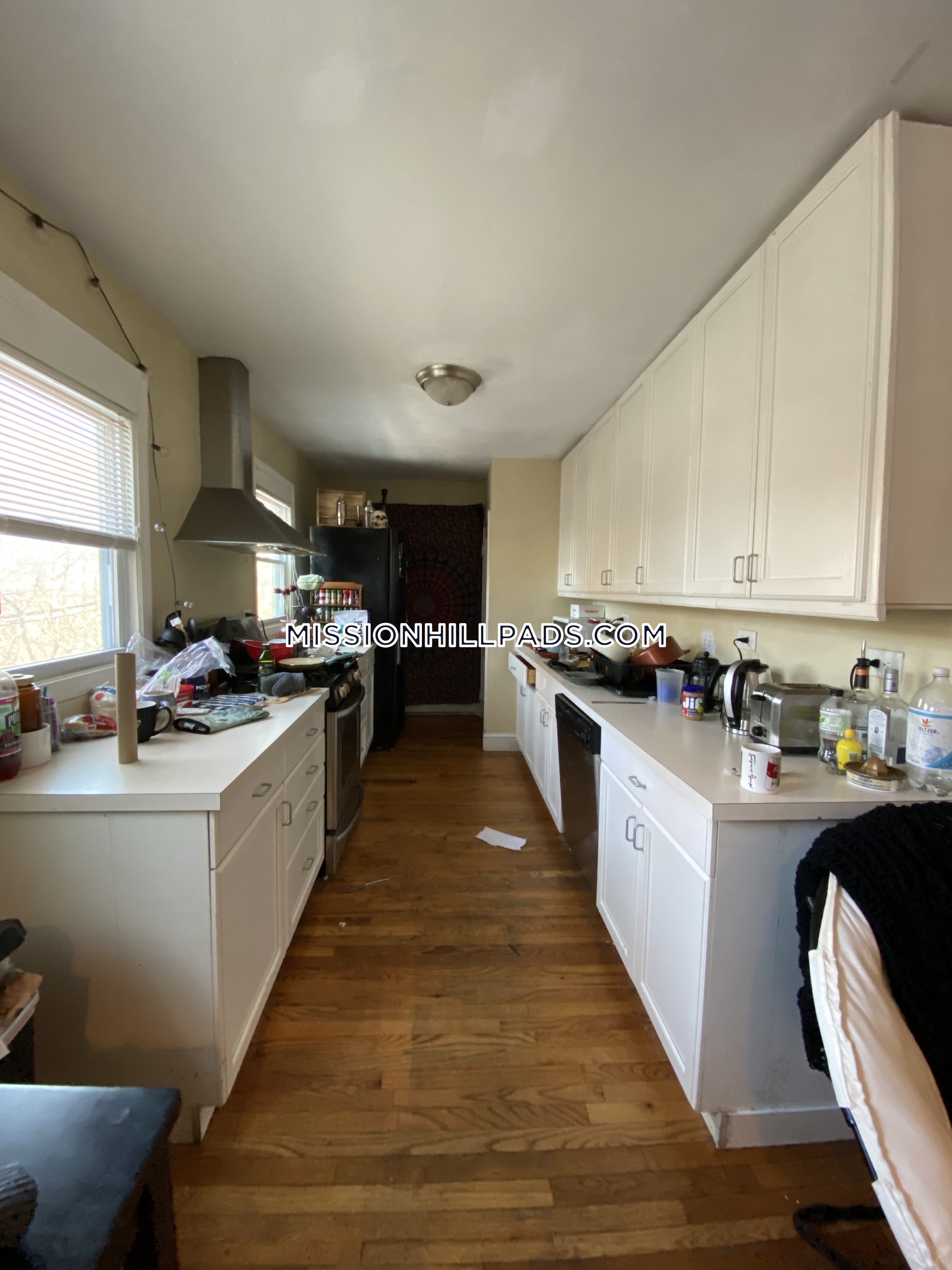 6 bed, 3 bath apartment for rent at 152-154 Parker Hill Ave Unit 1, Mission Hill — photo 1 of 38