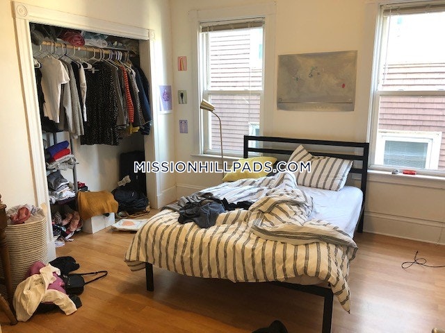 4 bed, 1 bath apartment for rent at 41 Parker Hill Ave Unit 3, Mission Hill — photo 3 of 11