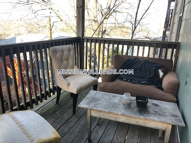 4 bed, 1 bath apartment for rent at 41 Parker Hill Ave Unit 3, Mission Hill — photo 4 of 11