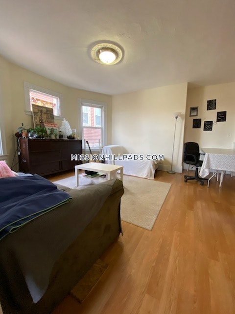 4 bed, 1 bath apartment for rent at 41 Parker Hill Ave Unit 3, Mission Hill — photo 2 of 11