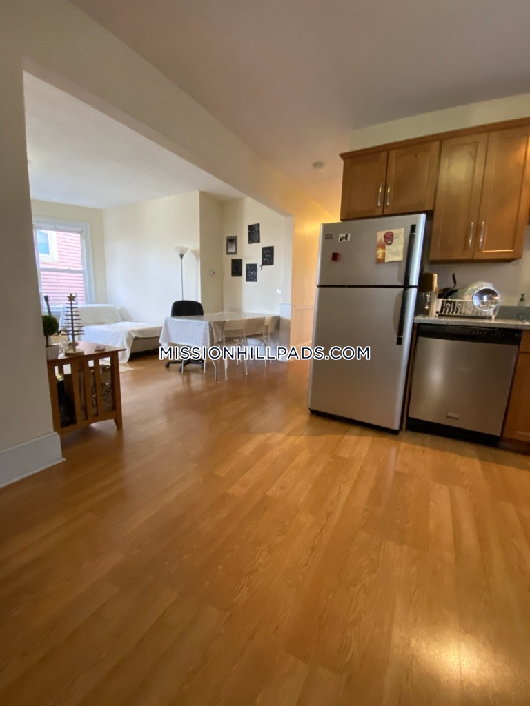4 bed, 1 bath apartment for rent at 41 Parker Hill Ave Unit 3, Mission Hill