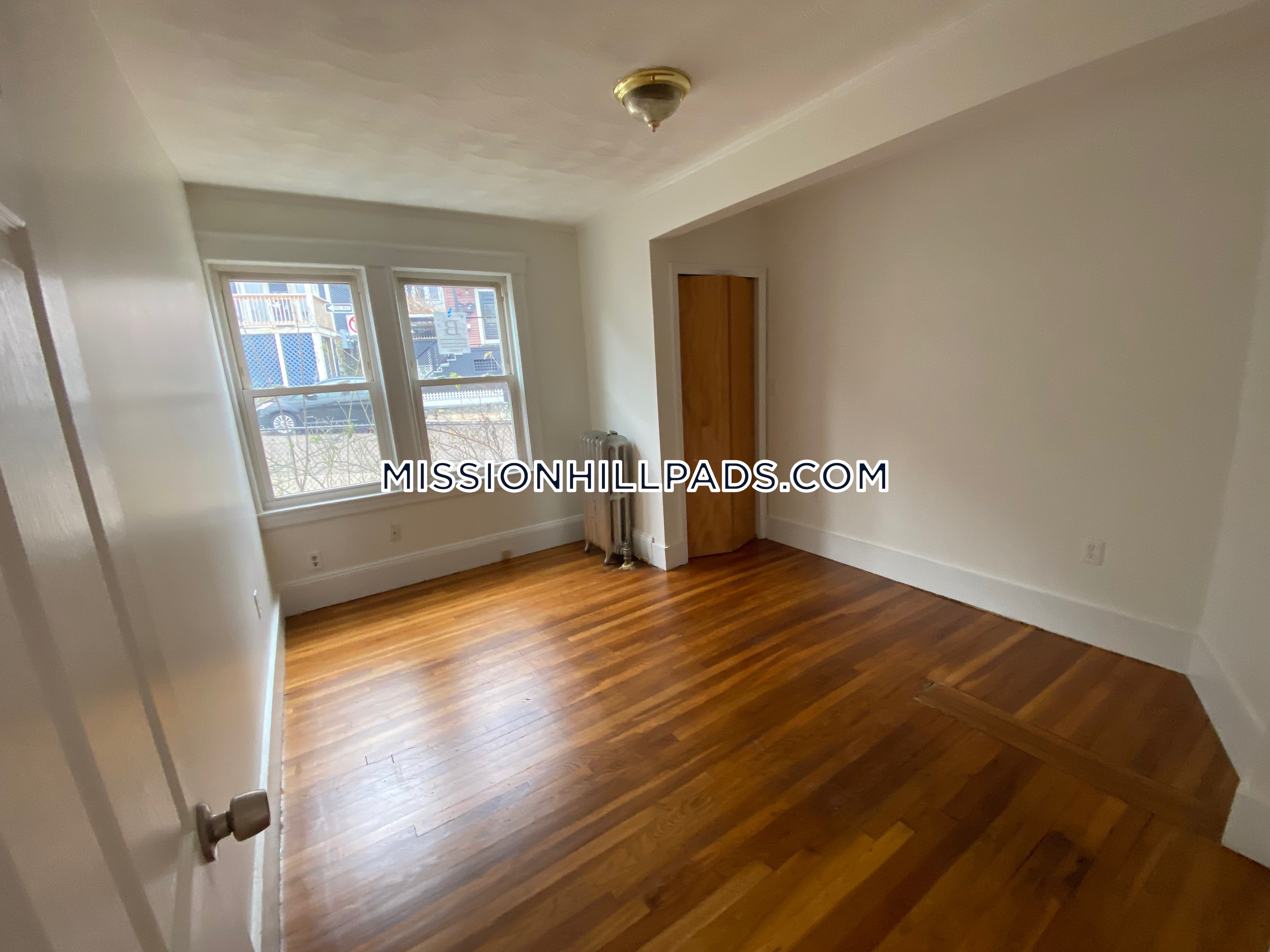 5 bed, 3 bath apartment for rent at 183 Hillside St Unit 1, Mission Hill — photo 2 of 14