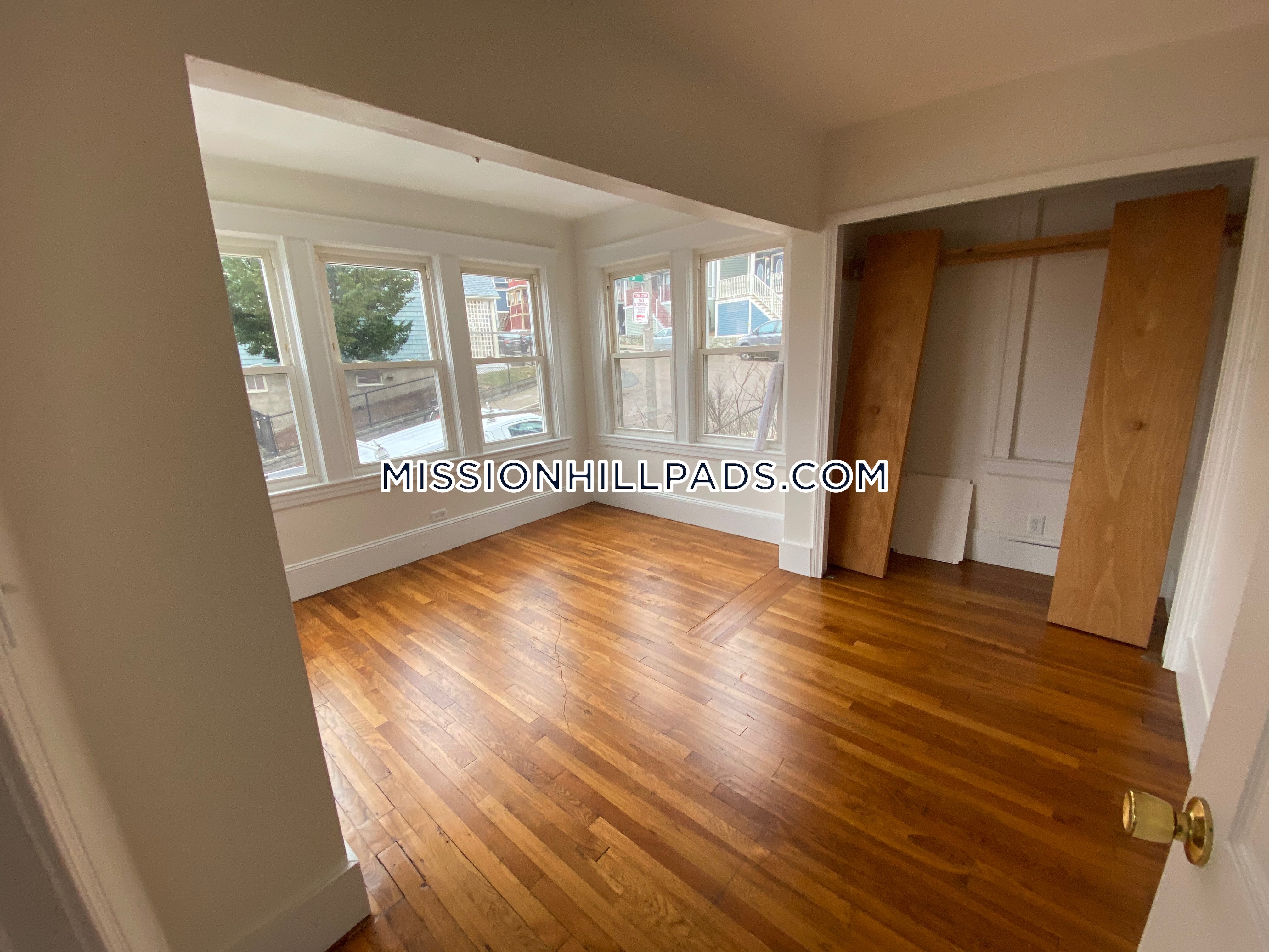 5 bed, 3 bath apartment for rent at 183 Hillside St Unit 1, Mission Hill — photo 3 of 14