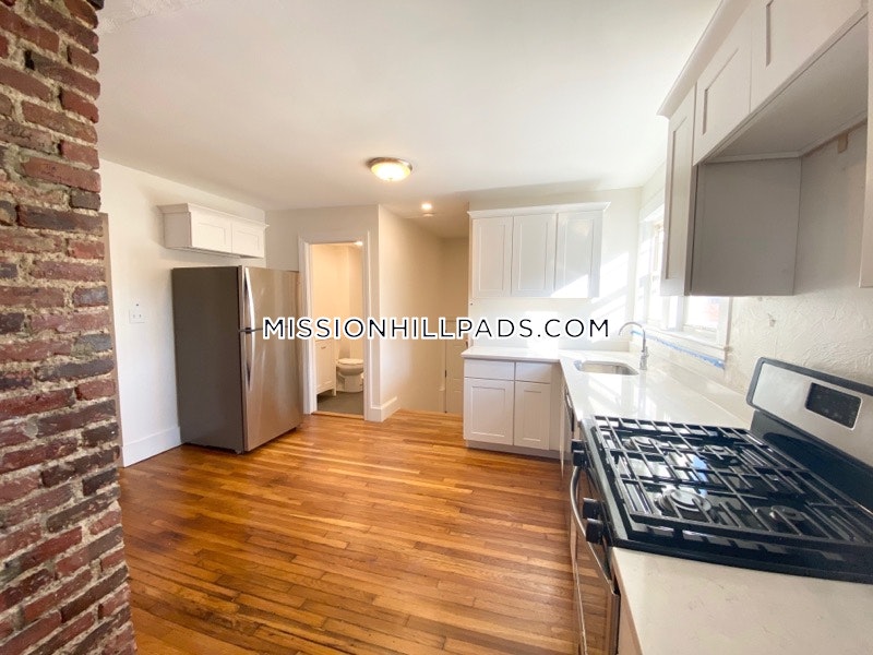 5 bed, 3 bath apartment for rent at 183 Hillside St Unit 1, Mission Hill — photo 4 of 14