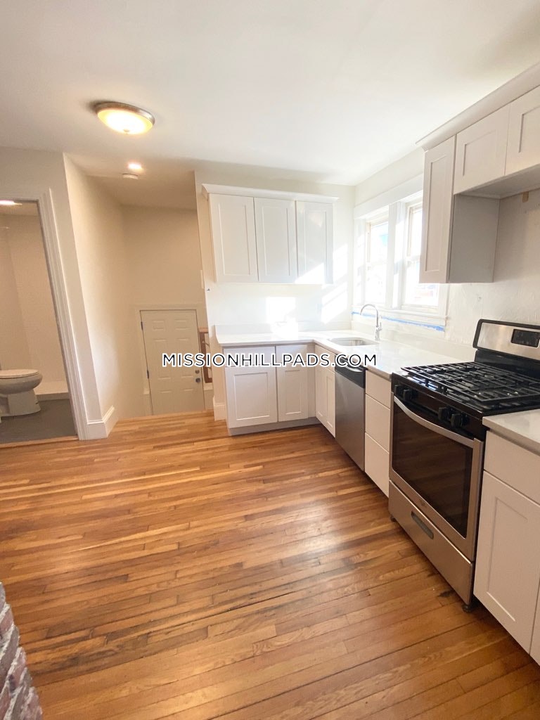 5 bed, 3 bath apartment for rent at 183 Hillside St Unit 1, Mission Hill — photo 5 of 14