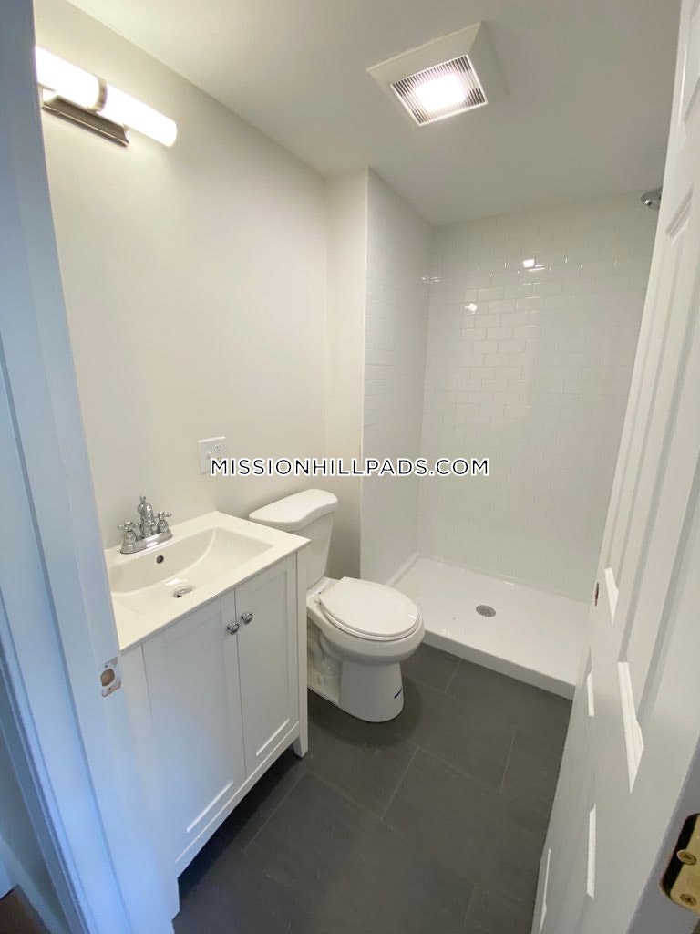 5 bed, 3 bath apartment for rent at 183 Hillside St Unit 1, Mission Hill — photo 6 of 14