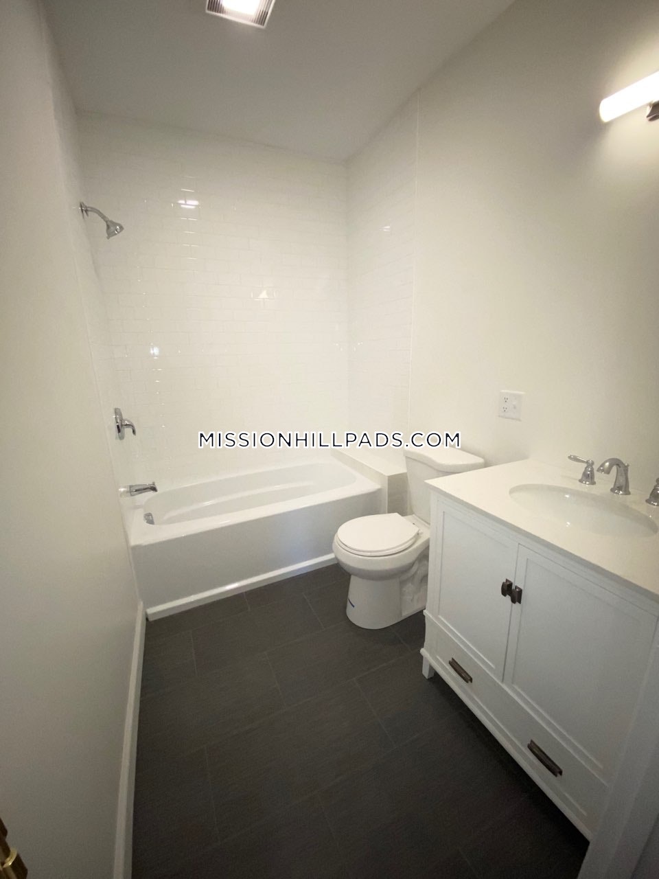 5 bed, 3 bath apartment for rent at 183 Hillside St Unit 1, Mission Hill — photo 7 of 14
