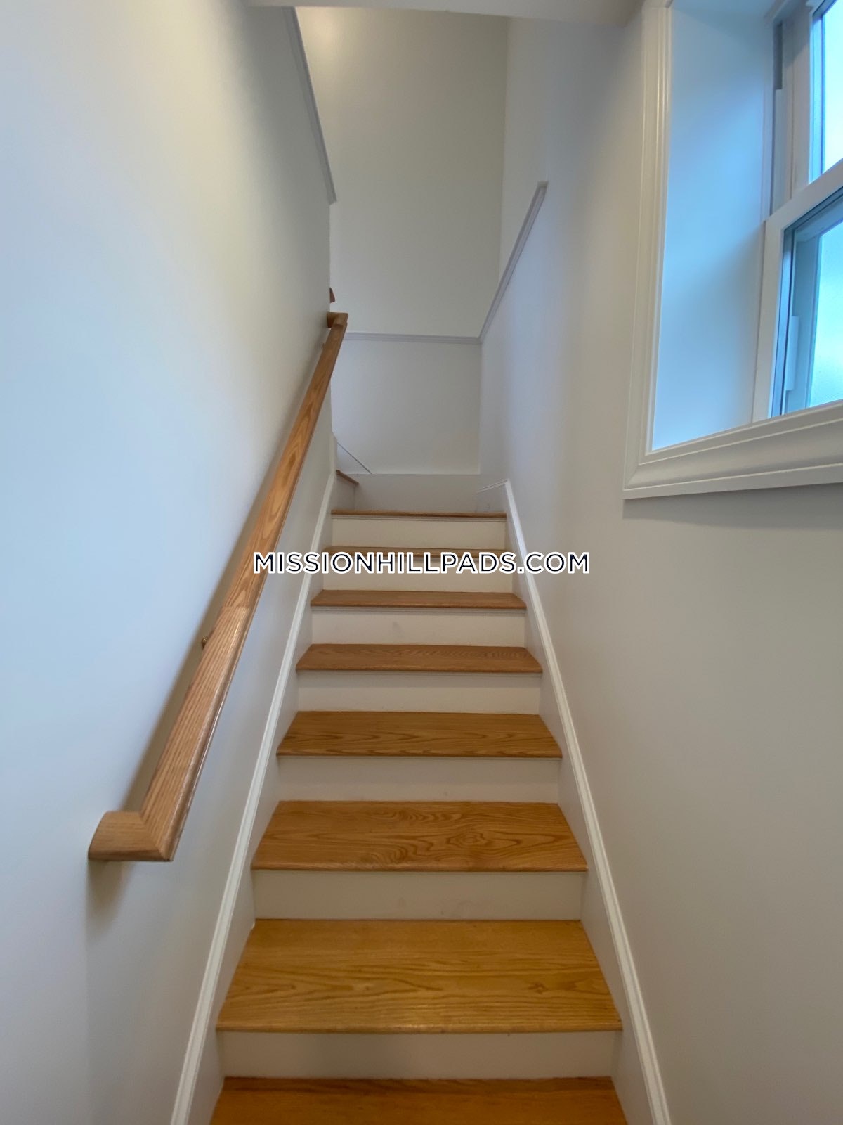 5 bed, 3 bath apartment for rent at 183 Hillside St Unit 1, Mission Hill — photo 8 of 14