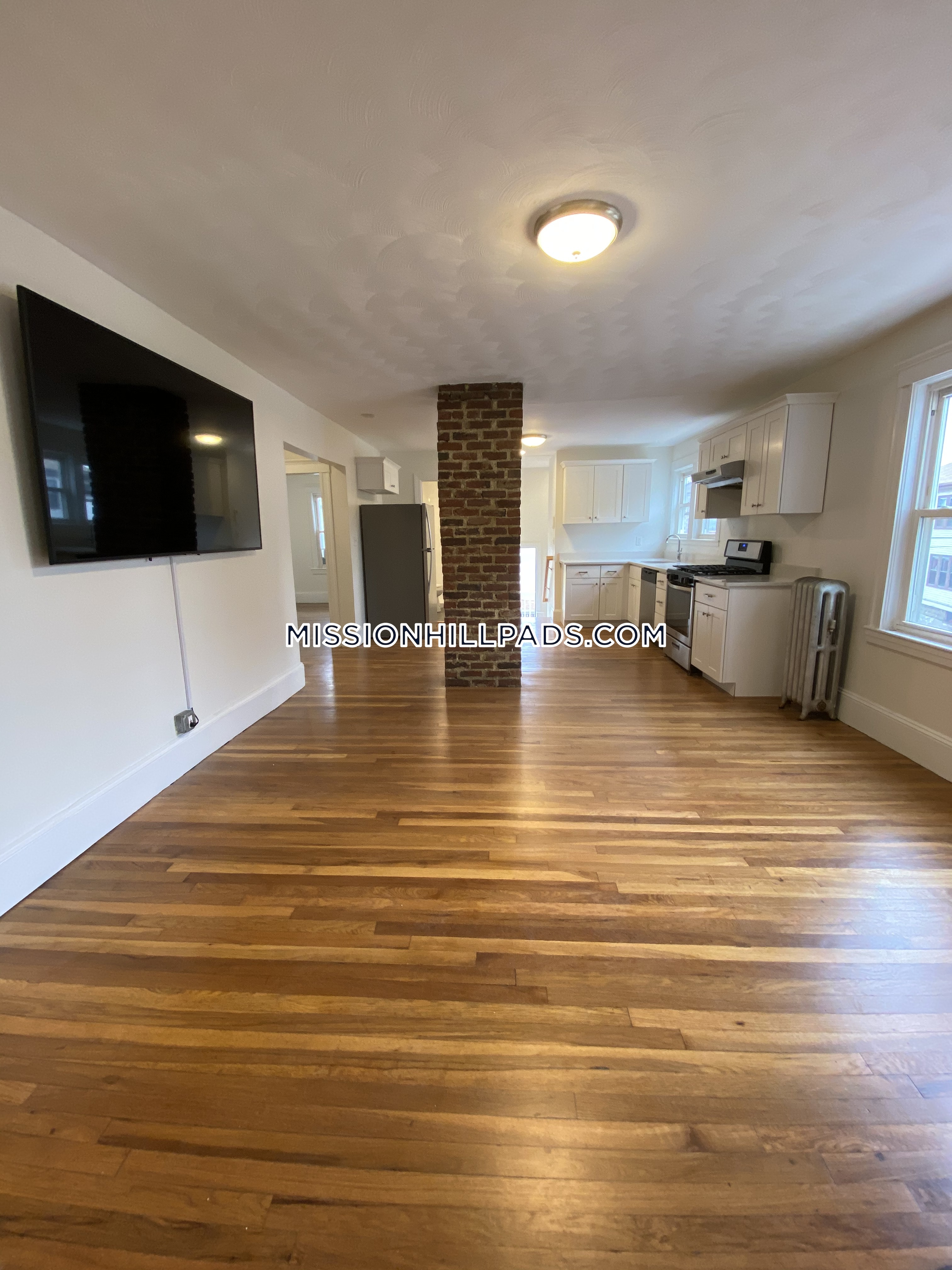 5 bed, 3 bath apartment for rent at 183 Hillside St Unit 1, Mission Hill — photo 9 of 14
