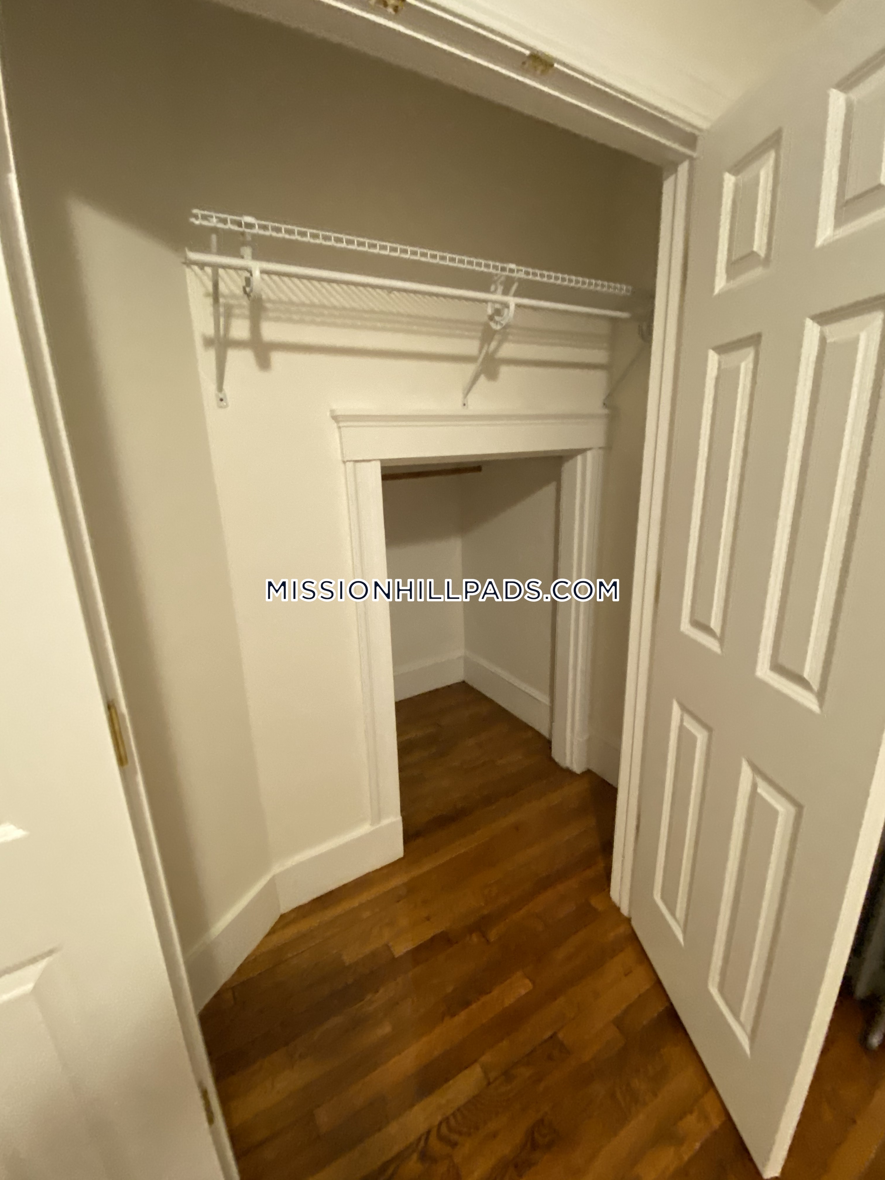 5 bed, 3 bath apartment for rent at 183 Hillside St Unit 1, Mission Hill — photo 11 of 14