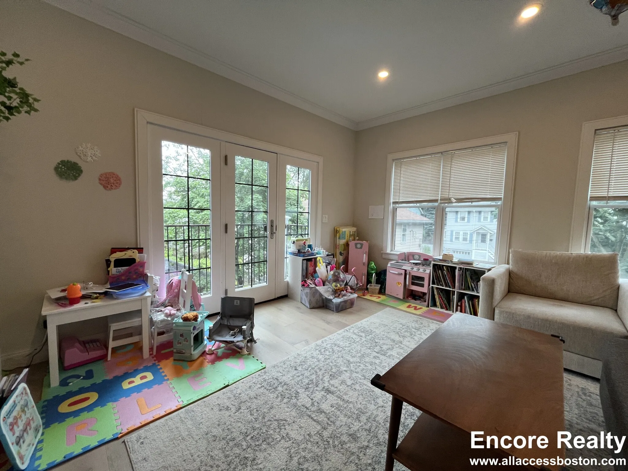 32 Cummins Highway, Roslindale