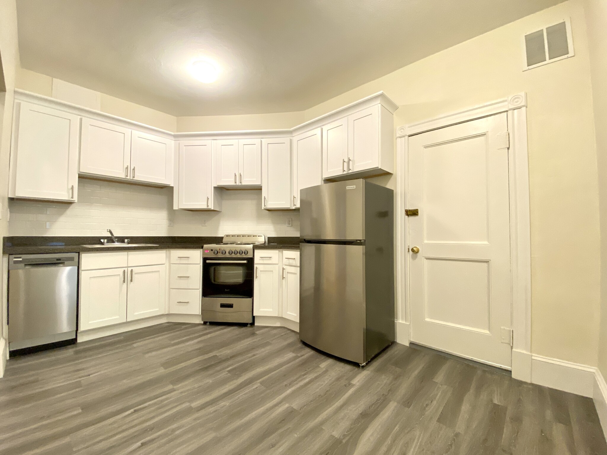 2 bed, 1 bath apartment for rent at 1595 Beacon St Unit 3, Coolidge Corner — photo 2 of 3